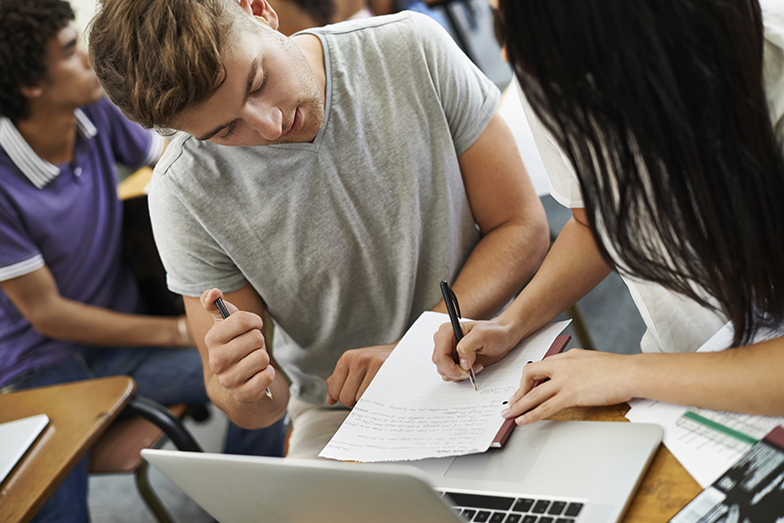 Studenten die sich beraten.